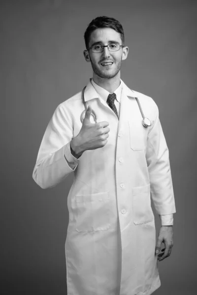 Studio Împușcat Tânăr Bărbat Frumos Doctor Purtând Ochelari Fundal Gri — Fotografie, imagine de stoc