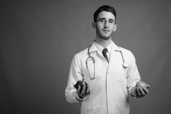 Estúdio Tiro Jovem Bonito Médico Homem Com Óculos Contra Fundo — Fotografia de Stock