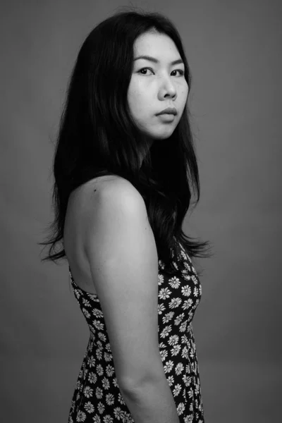 Estudio Mujer Asiática Con Vestido Sobre Fondo Gris Blanco Negro —  Fotos de Stock