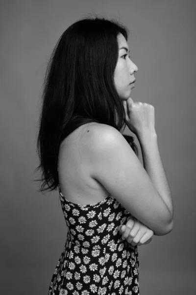 Студийный Снимок Азиатки Платье Сером Фоне Черно Белом — стоковое фото