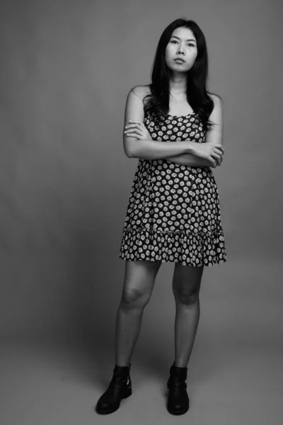 Estudio Mujer Asiática Con Vestido Sobre Fondo Gris Blanco Negro — Foto de Stock