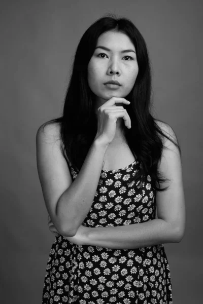 Estudio Mujer Asiática Con Vestido Sobre Fondo Gris Blanco Negro —  Fotos de Stock