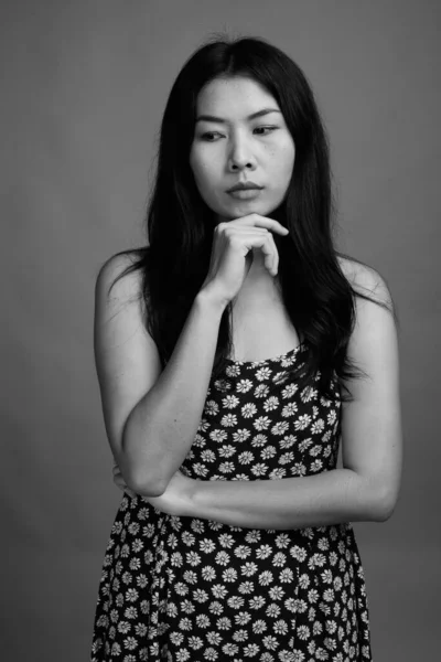 Estudio Mujer Asiática Con Vestido Sobre Fondo Gris Blanco Negro —  Fotos de Stock