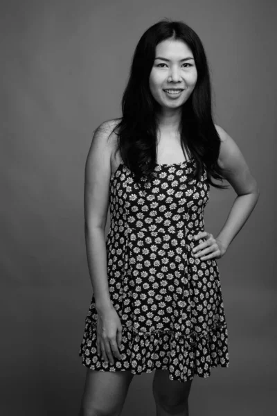 Зйомки Азіатської Жінки Одягненої Одяг Проти Сірого Фону Чорно Білому — стокове фото