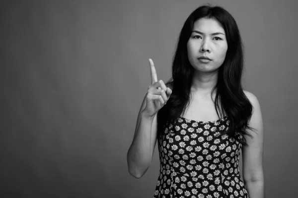 Estudio Mujer Asiática Con Vestido Sobre Fondo Gris Blanco Negro —  Fotos de Stock