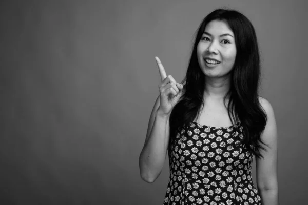 Estudio Mujer Asiática Con Vestido Sobre Fondo Gris Blanco Negro —  Fotos de Stock
