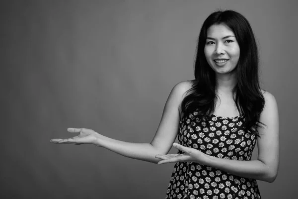 Estudio Mujer Asiática Con Vestido Sobre Fondo Gris Blanco Negro — Foto de Stock