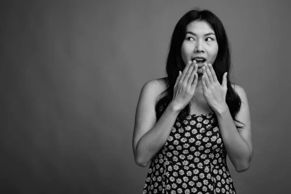 Estudio Mujer Asiática Con Vestido Sobre Fondo Gris Blanco Negro —  Fotos de Stock