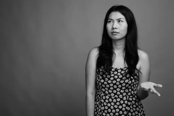 Estudio Mujer Asiática Con Vestido Sobre Fondo Gris Blanco Negro — Foto de Stock