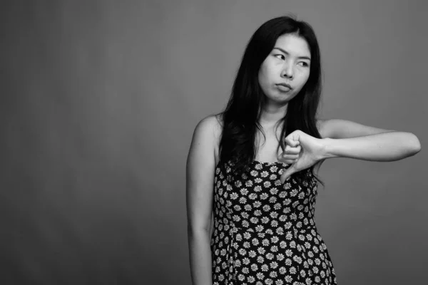 흑백으로 바탕에 아시아 여성의 스튜디오 — 스톡 사진