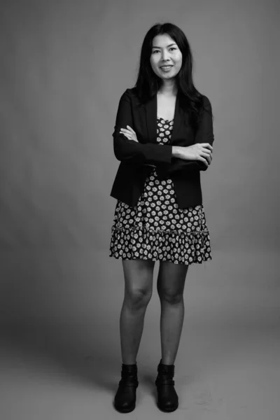 Estudio Mujer Asiática Con Vestido Suéter Cárdigan Sobre Fondo Gris —  Fotos de Stock