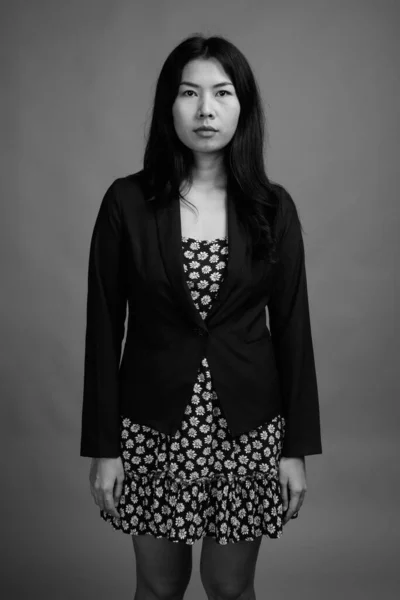 Estudio Mujer Asiática Con Vestido Suéter Cárdigan Sobre Fondo Gris —  Fotos de Stock