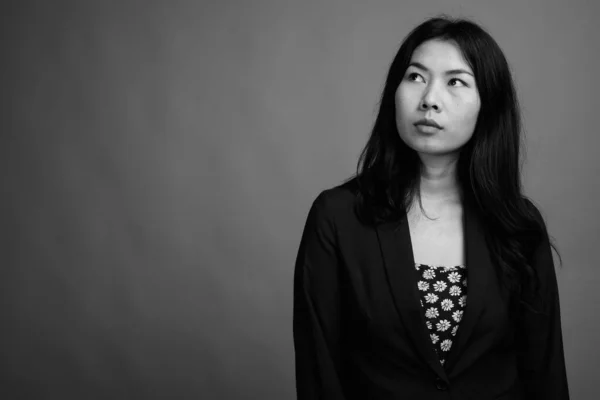 Estudio Mujer Asiática Con Vestido Suéter Cárdigan Sobre Fondo Gris —  Fotos de Stock