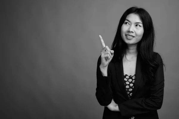 Estudio Mujer Asiática Con Vestido Suéter Cárdigan Sobre Fondo Gris — Foto de Stock