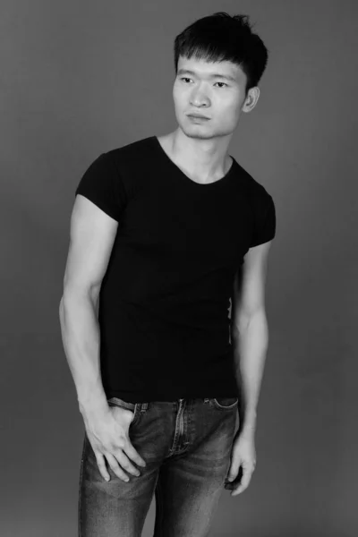 Studioaufnahme Eines Jungen Chinesen Schwarzem Hemd Vor Grauem Hintergrund Schwarz — Stockfoto