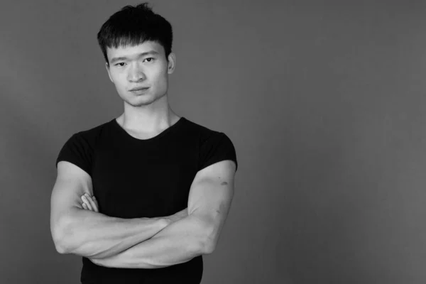 Estudio Joven Chino Con Camisa Negra Sobre Fondo Gris Blanco —  Fotos de Stock