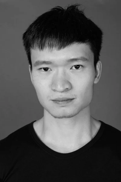 Зйомки Молодого Китайця Чорній Сорочці Проти Сірого Фону Чорно Білому — стокове фото
