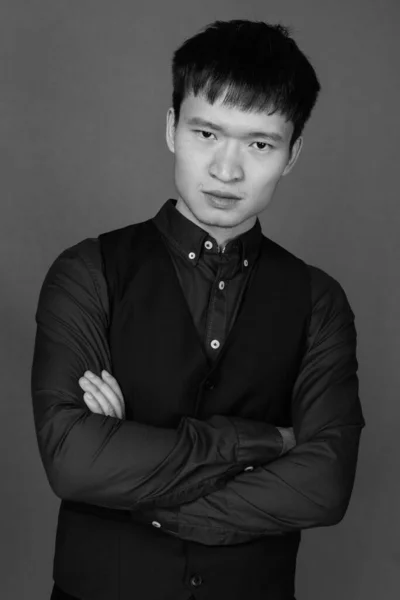 Зйомки Молодого Китайського Бізнесмена Проти Сірого Фону Чорно Білому — стокове фото
