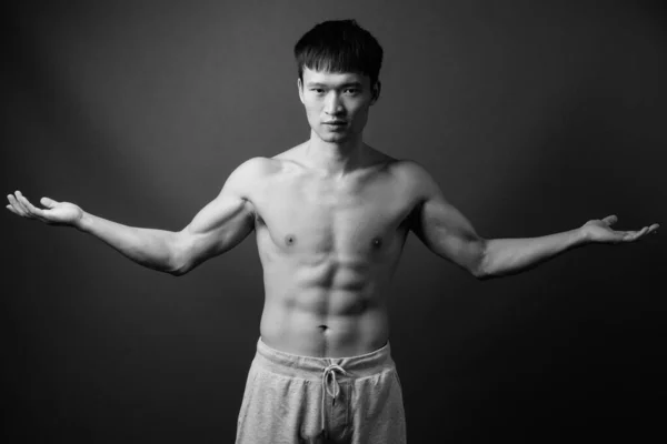 Estúdio Tiro Jovem Chinês Sem Camisa Contra Fundo Cinza Preto — Fotografia de Stock