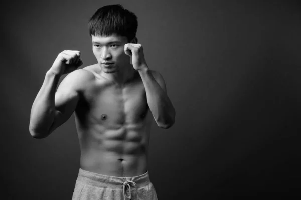 Estúdio Tiro Jovem Chinês Sem Camisa Contra Fundo Cinza Preto — Fotografia de Stock