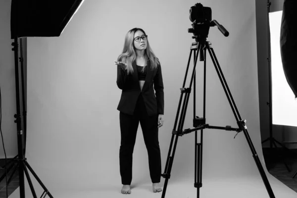 Studio Shot Van Jonge Aziatische Zakenvrouw Tegen Grijze Achtergrond Zwart — Stockfoto