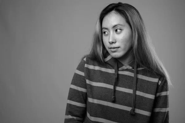 스튜디오에서는 흑백으로 후드를 아시아 여성을 촬영했다 — 스톡 사진