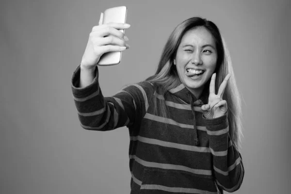 Estudio Joven Mujer Asiática Con Sudadera Con Capucha Sobre Fondo —  Fotos de Stock