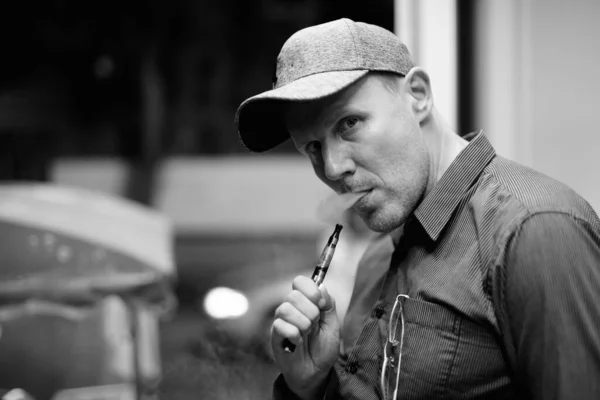 Retrato Hombre Maduro Fumando Cigarrillo Electrónico Las Calles Por Noche —  Fotos de Stock