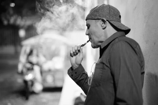 Portrait Homme Mûr Fumant Une Cigarette Électronique Dans Rue Nuit — Photo