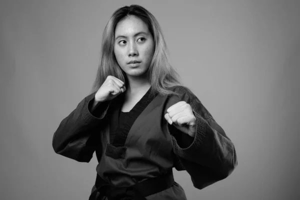 Stúdió Lövés Fiatal Ázsiai Visel Karate Szemben Szürke Háttér Fekete — Stock Fotó