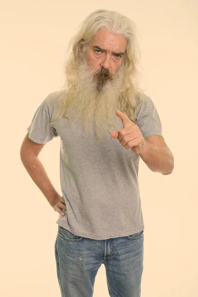 演播室拍摄的英俊的老年男子与白色背景隔离的长长的白发卷须和头发 — 图库照片