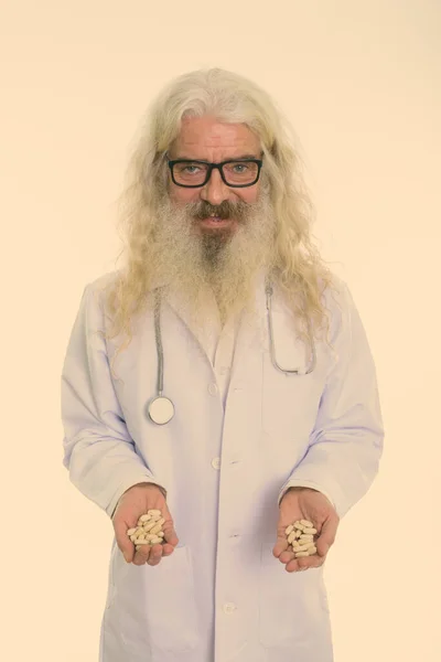 Студійний Знімок Красивого Старшого Лікаря Довгою Білою Кучерявим Бородою Волоссям — стокове фото