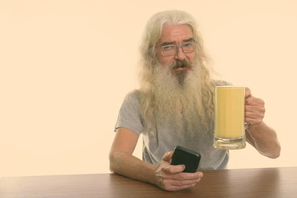 Студійний Знімок Красивого Старшого Чоловіка Довгою Білою Кучерявим Бородою Волоссям — стокове фото