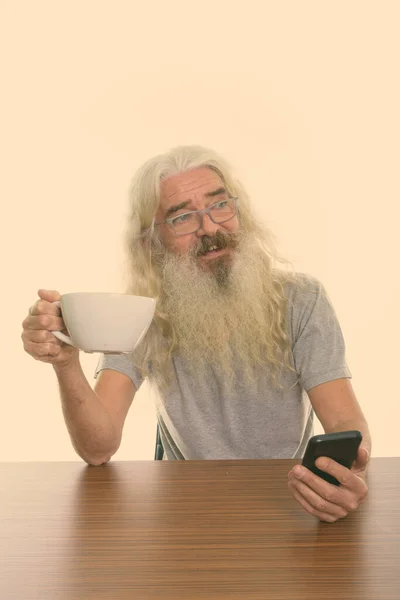 Plan Studio Bel Homme Âgé Avec Une Longue Barbe Bouclée — Photo