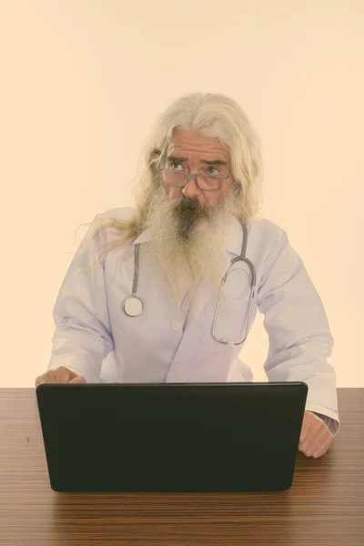 Studio Shot Handsome Senior Man Doctor Long White Curly Beard — Stock Photo, Image