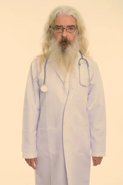 Студійний Знімок Красивого Старшого Лікаря Довгою Білою Кучерявим Бородою Волоссям — стокове фото