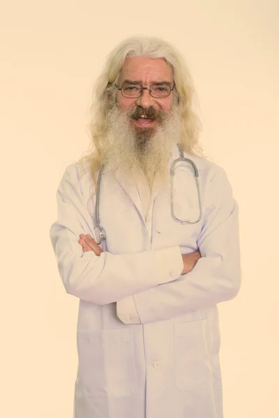 스튜디오에서는 곱슬머리와 배경에 고립된 잘생긴 의사의 사진을 찍었다 — 스톡 사진