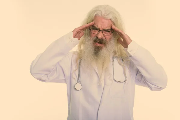 Estúdio Tiro Belo Médico Idoso Com Longa Barba Encaracolado Branco — Fotografia de Stock