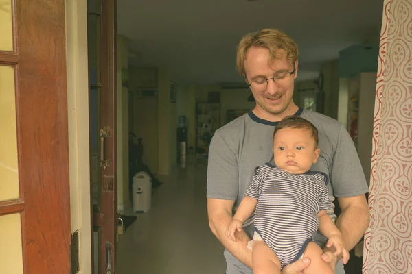 家の中で父と赤ん坊の息子の結合の肖像画 — ストック写真