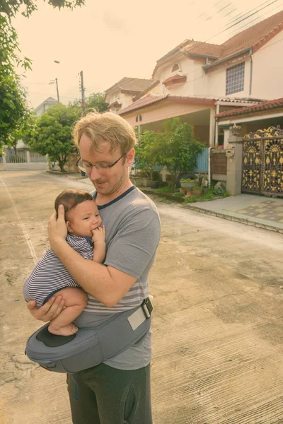 屋外での家庭での父と子の絆の肖像 — ストック写真