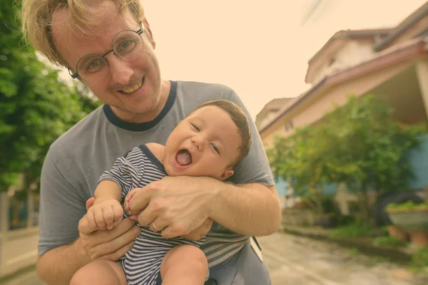 屋外での家庭での父と子の絆の肖像 — ストック写真