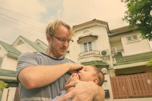 屋外での家庭での父と子の絆の肖像 — ストック写真