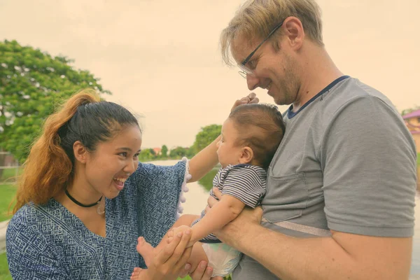 Portret Van Multi Etnische Jonge Familiebanden Het Park — Stockfoto