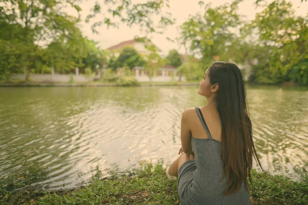 Retrato Joven Hermosa Mujer Asiática Relajándose Junto Lago Parque —  Fotos de Stock