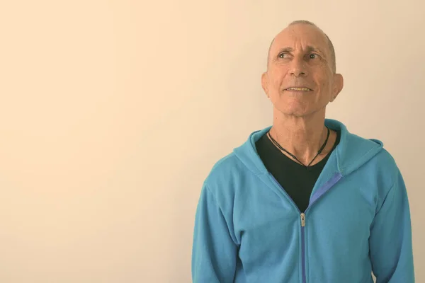 Estúdio Tiro Careca Sênior Vestindo Jaqueta Contra Fundo Branco — Fotografia de Stock