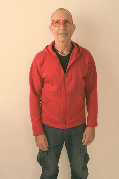 Studioaufnahme Eines Glatzköpfigen Älteren Mannes Mit Jacke Vor Weißem Hintergrund — Stockfoto
