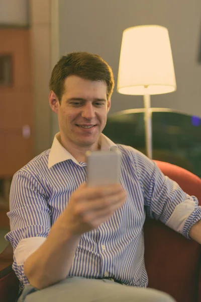 Retrato Joven Hombre Negocios Guapo Relajándose Vestíbulo Del Hotel —  Fotos de Stock