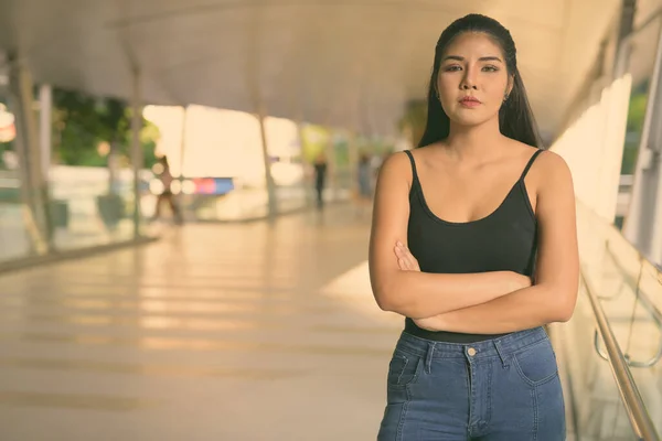 Porträt Einer Jungen Schönen Asiatin Die Die Stadt Bangkok Thailand — Stockfoto