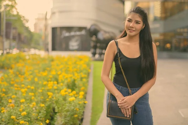 Porträtt Ung Vacker Asiatisk Kvinna Utforska Runt Staden Bangkok Thailand — Stockfoto