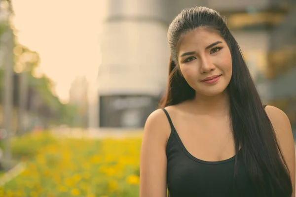 Portret Van Jonge Mooie Aziatische Vrouw Verkennen Rond Stad Bangkok — Stockfoto